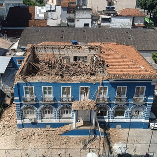 Rio de Janeiro: Parte do telhado de clube português desabou na manhã desta segunda-feira sem causar vítimas