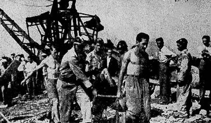 Foto 7. Bombeiros carregam o corpo de um companheiro. 1954. Fotógrafo desconhecido. Acervo BNRJ.