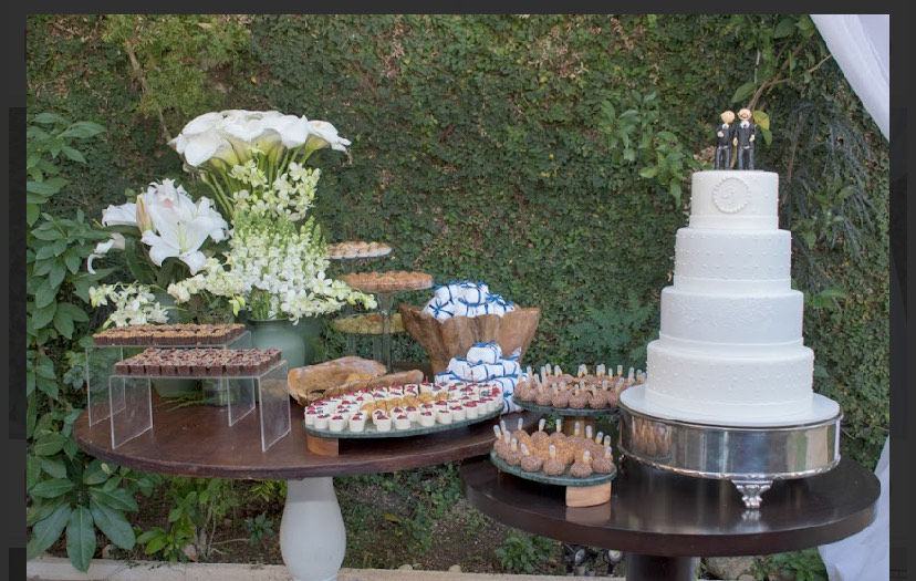 A mesa de doces com o bolo