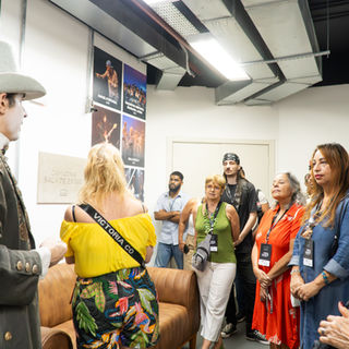 Uma viagem no tempo: Teatro Riachuelo celebra 1 ano de visitas aos seus bastidores