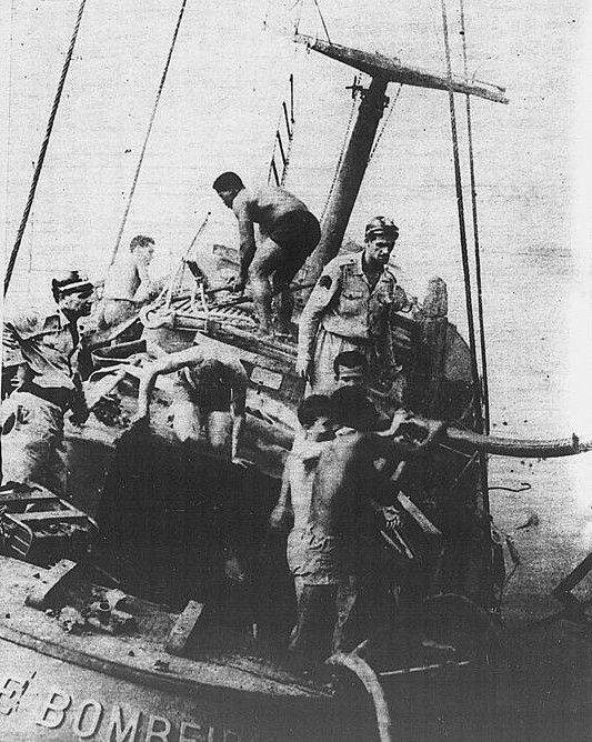 Foto 8. A lancha do Corpo de Bombeiros, içada. Jornal A Noite. Suplemento. 1954. Fotógrafo desconhecido. Acervo BNRJ.