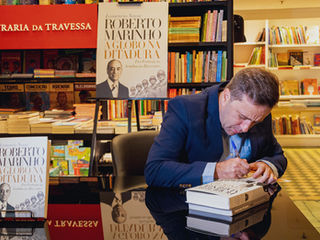 Noite de autógrafos da biografia de Roberto Marinho reúne alta sociedade e intelectuais na Travessa do Leblon