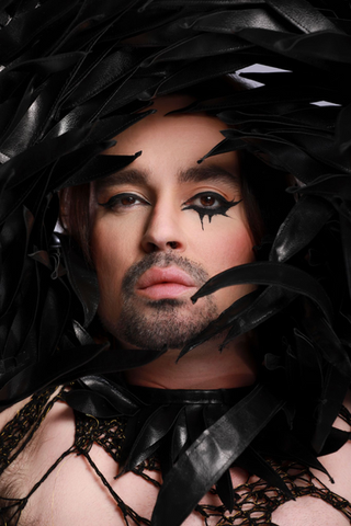 Johnny Hooker celebra uma década de “Eu Vou Fazer Uma Macumba Pra Te Amarrar, Maldito!” com turnê comemorativa no Teatro Riachuelo Rio