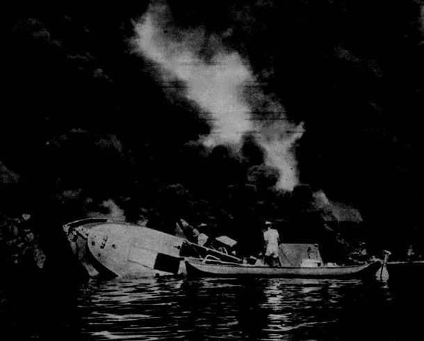 Foto 3. Primeiras horas. O barco adernado dos bombeiros. 1954. O Mundo Ilustrado. Fotógrafo desconhecido. Acervo BNRJ
