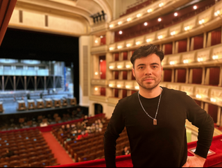 “Essa convivência natural com a diáspora moldou a forma como sinto ritmo, palavra e expressão”