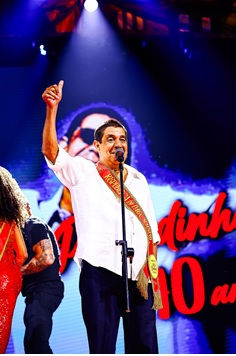 Com conceito inédito e irreverente, o maior camarote carnavalesco de São Paulo transforma o Carnaval em uma nação imaginária onde o samba governa e Zeca Pagodinho é o presidente do povo 