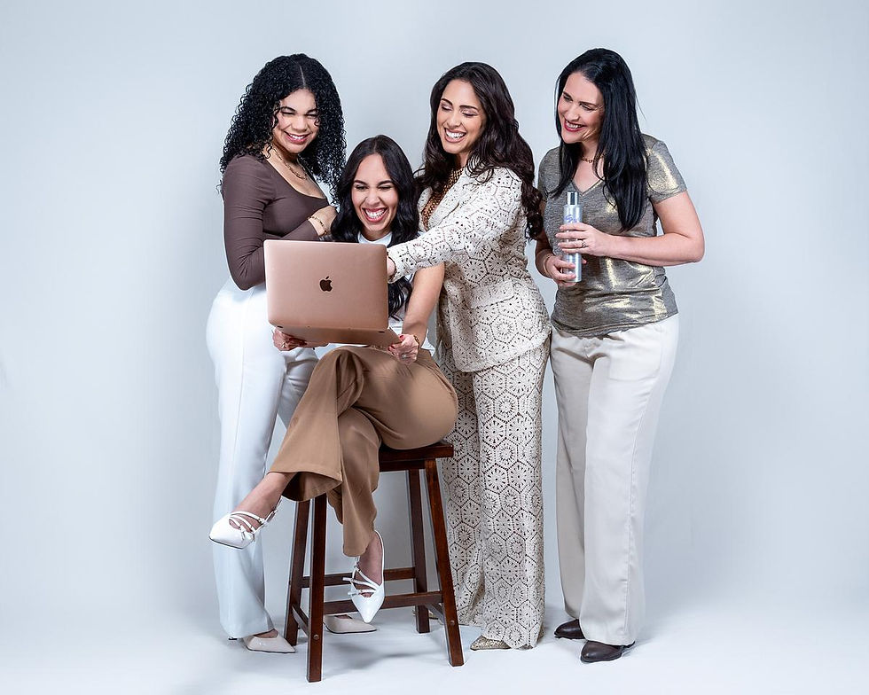 Vista de cerca de una mujer reflexionando mientras trabaja en una computadora portátil.