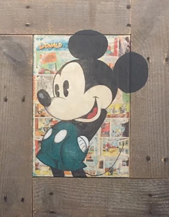 Mickey mains dans les poches