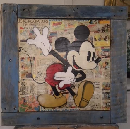 Mickey salut