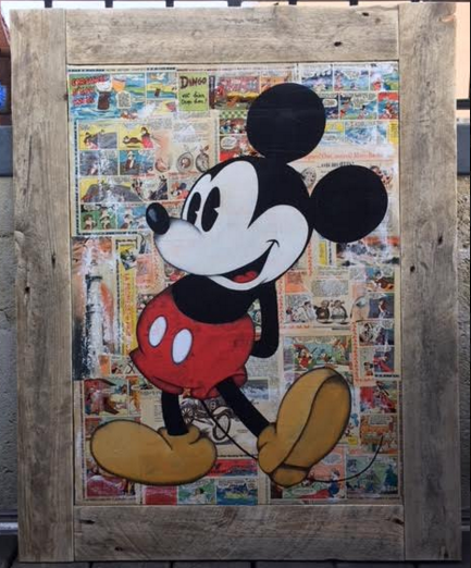 Mickey mains dans le dos