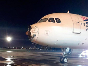Videos: el pánico de los pasajeros de un avión que atravesó una tormenta. Así quedó el avión...