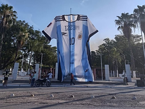 Una familia de Salta creó la camiseta de Argentina más grande del mundo