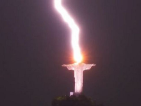Impactante: el momento exacto en que un rayo golpea la cabeza del Cristo Redentor