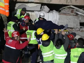Milagro en Turquía: rescataron a un papá y su hija de 5 años tras 90 horas bajo los escombros
