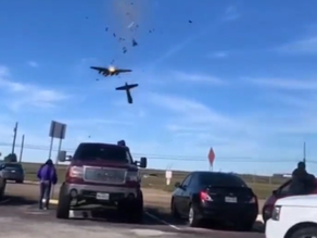 Video: impresionante choque de un bombardero y una avioneta en Dallas