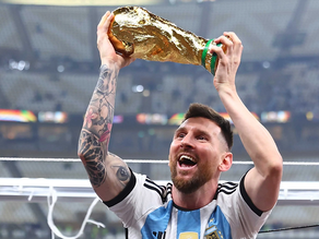 Impactante mural de Messi con la Copa del Mundo.