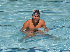 El destacado nadador Yamil Aracena dictó una clínica de natación para los colonos de Alvear.