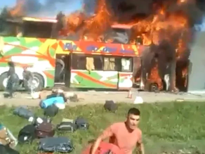 Videos: se les incendió el micro a obreros golondrina que habían salido de Mendoza