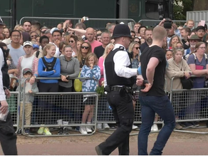 Locura en Londres: saltó la valla de seguridad y corrió hacia el Rey Carlos III