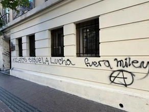 “Fuera Milei”: desconocidos vandalizaron con pintadas la embajada Argentina de Chile