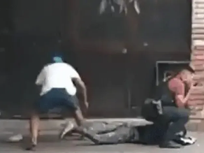 Insólito video: un ladrón le robó a otro que se encontraba esposado