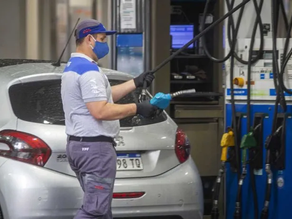¿Aumentan las naftas? Tocaron el precio de un componente clave para los combustibles