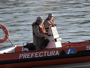 Un hombre desaparecido y un bebé en grave estado por un naufragio en el río Coronda