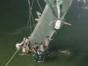 Fotos y videos: colapsó un puente colgante en la India y hay al menos 90 muertos