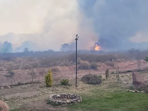 Domingo movido para los bomberos que debieron combatir incendio en Valle grande