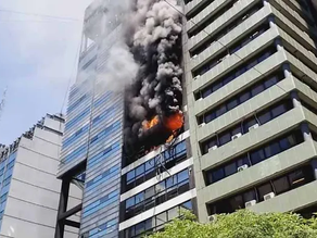 Una explosión e incendio a metros de la Secretaría de Trabajo dejó como saldo un muerto