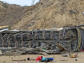 Tragedia en Perú: muerieron al menos 24 personas tras caer un micro a un precipicio