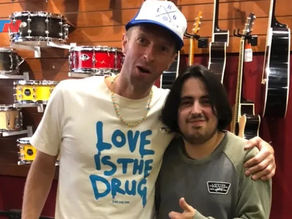 Chris Martin fue a una casa de música del centro porteño y zapó con los vendedores