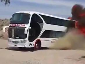 Videos: así fue el incendio que destruyó a un colectivo en San Rafael