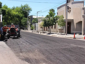 Continúan las obras de asfalto en todo el departamento.