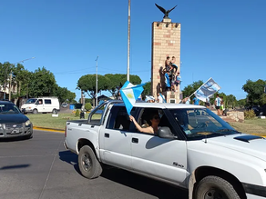 El Centro de Alvear y Mendoza celeste y blanco para festejar el pase de Argentina a la final!