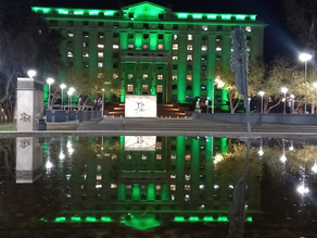 La Casa de Gobierno de Mendoza vestida de verde en homenaje a Marciano Cantero