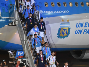 Fotos y Video: Así llegaba la selección a Ezeiza. El recibimiento de muchos hinchas