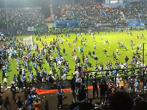 Horror en el fútbol de Indonesia: una batalla campal dejó 178 muertos