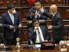 El Congreso peruano destituyó a Pedro Castillo por “incapacidad moral” y fue detenido