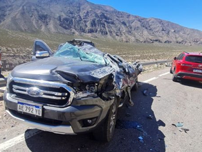Un camión embistió a dos autos en la Ruta 7 y cayeron a un barranco