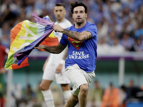Mundial Qatar 2022: un hincha ingresó al campo de juego del Portugal-Uruguay con una bandera LGBT
