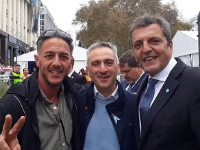 Quién es el ex funcionario que lanzó un botellazo al Presidente