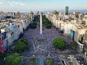 Masivos festejos en el Obelisco y en Palermo por el triunfo de Argentina