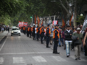 El protocolo “antipiquete” encajonó a la marcha en Mendoza
