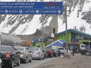 Fin de semana largo: cerraron el paso a Chile por nevadas y hay largas filas de autos