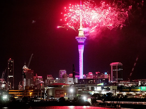 Fuegos artificiales y gente en las calles: el mundo recibe el 2023