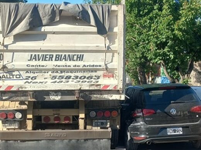 En fotos: un camionero se quedó sin frenos y protagonizó un aparatoso choque en Guaymallén