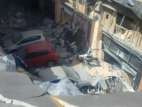 Video: se derrumbó el techo en un shopping y cayeron autos en el patio de comidas