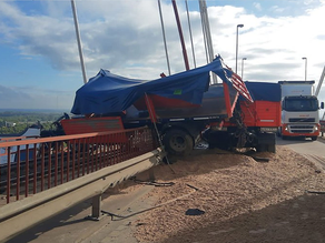 Un camión perdió el control y quedó colgado del puente Zárate Brazo Largo