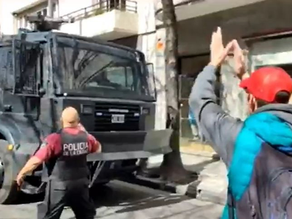 Tensión en Recoleta: manifestantes tiraron las vallas y la Policía los está dispersando